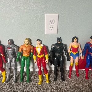 Figuras de acción en buenas condiciones bendidas juntas